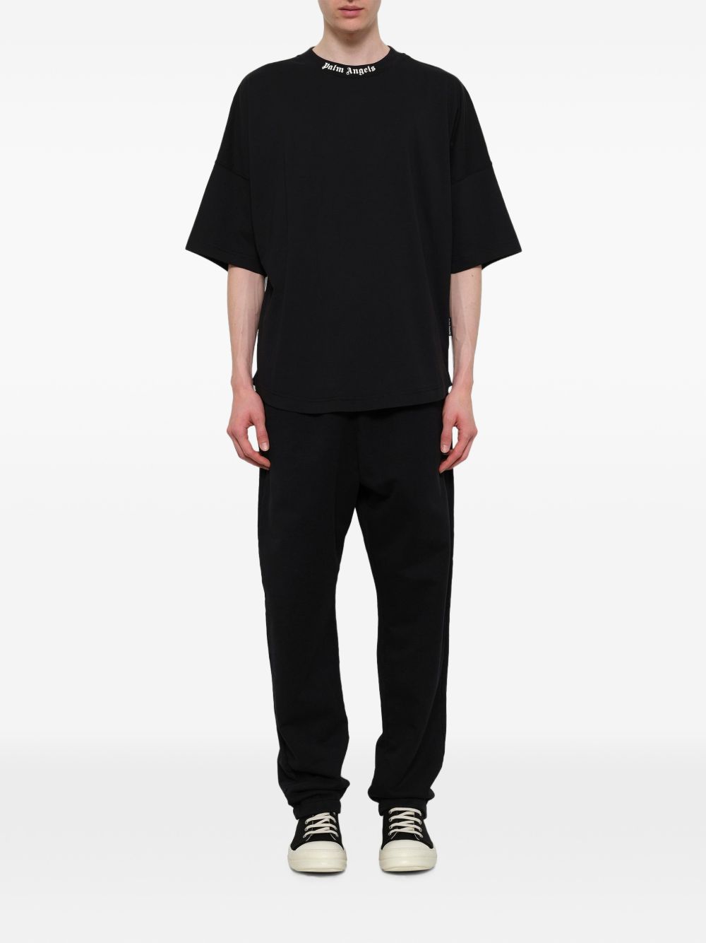 PALM ANGELS T-shirt minimal nera a maniche 3/4 con logo sul girocollo 