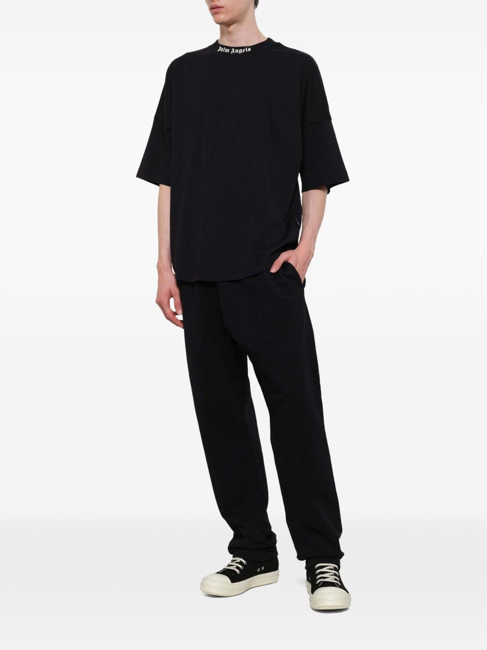 PALM ANGELS T-shirt minimal nera a maniche 3/4 con logo sul girocollo 