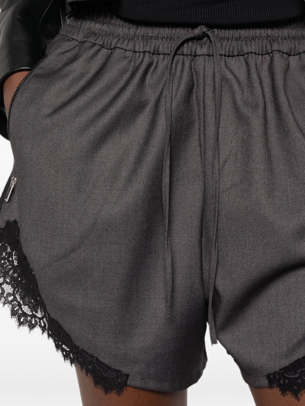 PINKO Pantaloni short grigi Shita con pizzo nero, tasche e coulisse in vita 