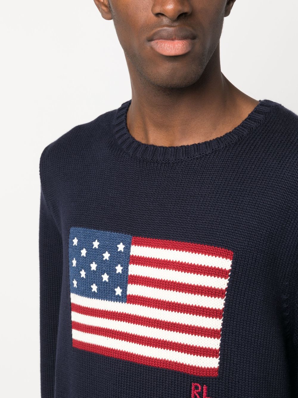 POLO RALPH LAUREN Maglia girocollo blu con American Flag ricamata sul petto 