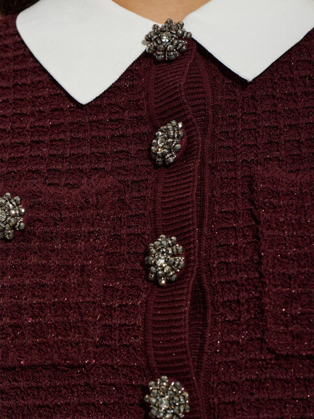 SELF PORTRAIT Abito Midi Bordeaux in Maglia Operata con Colletto Bianco e Bottoni Gioiello 