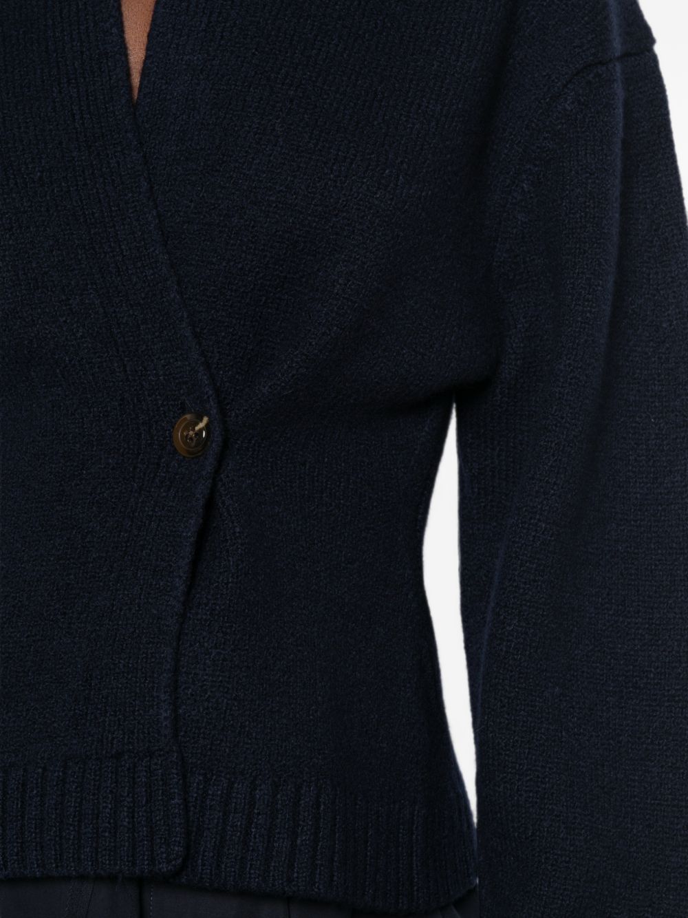 SOEUR Cardigan Galileo blu in lana merino con bottone asimmetrico 