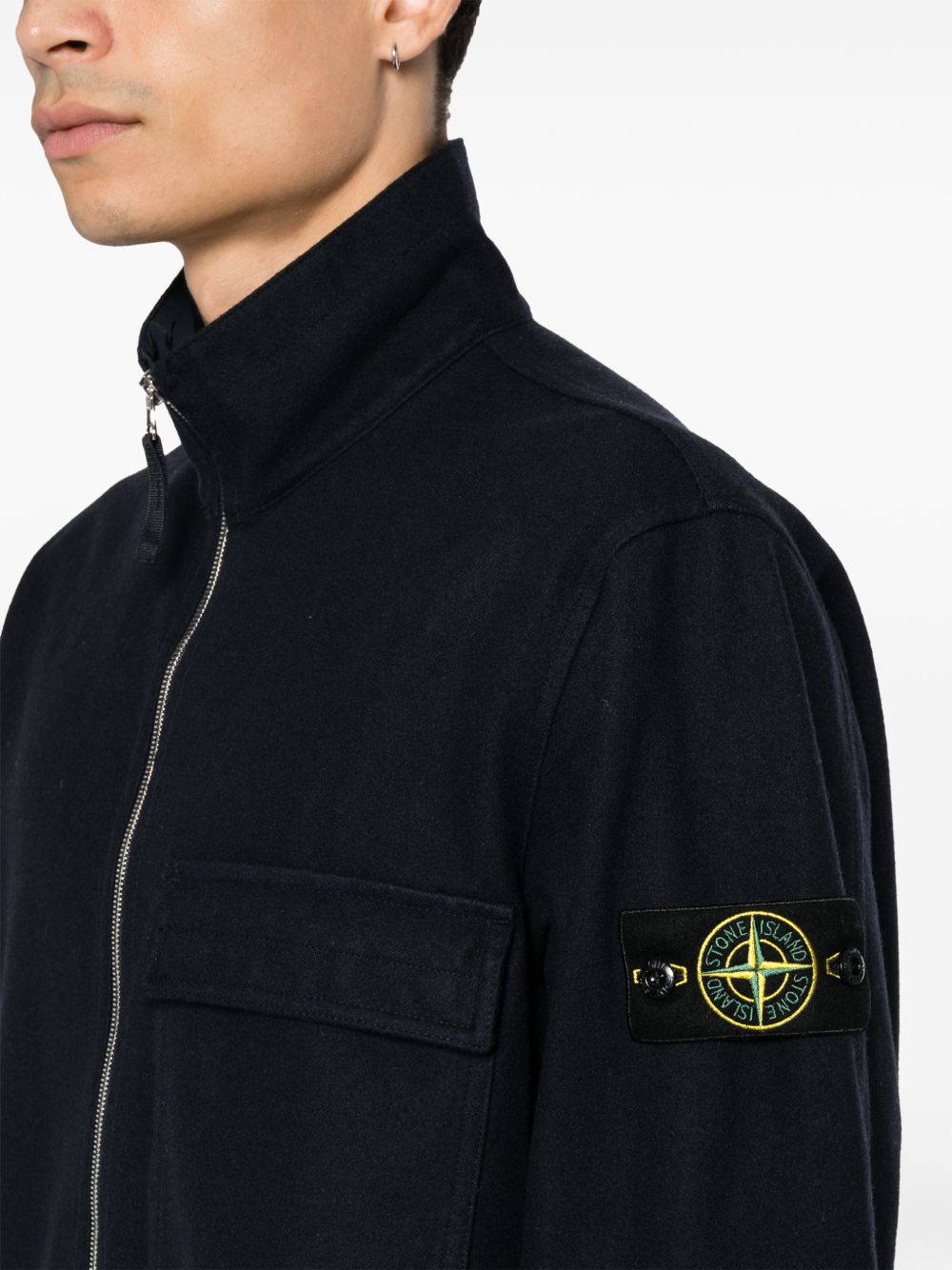 STONE ISLAND Giacca nera con zip e tasca sul petto 