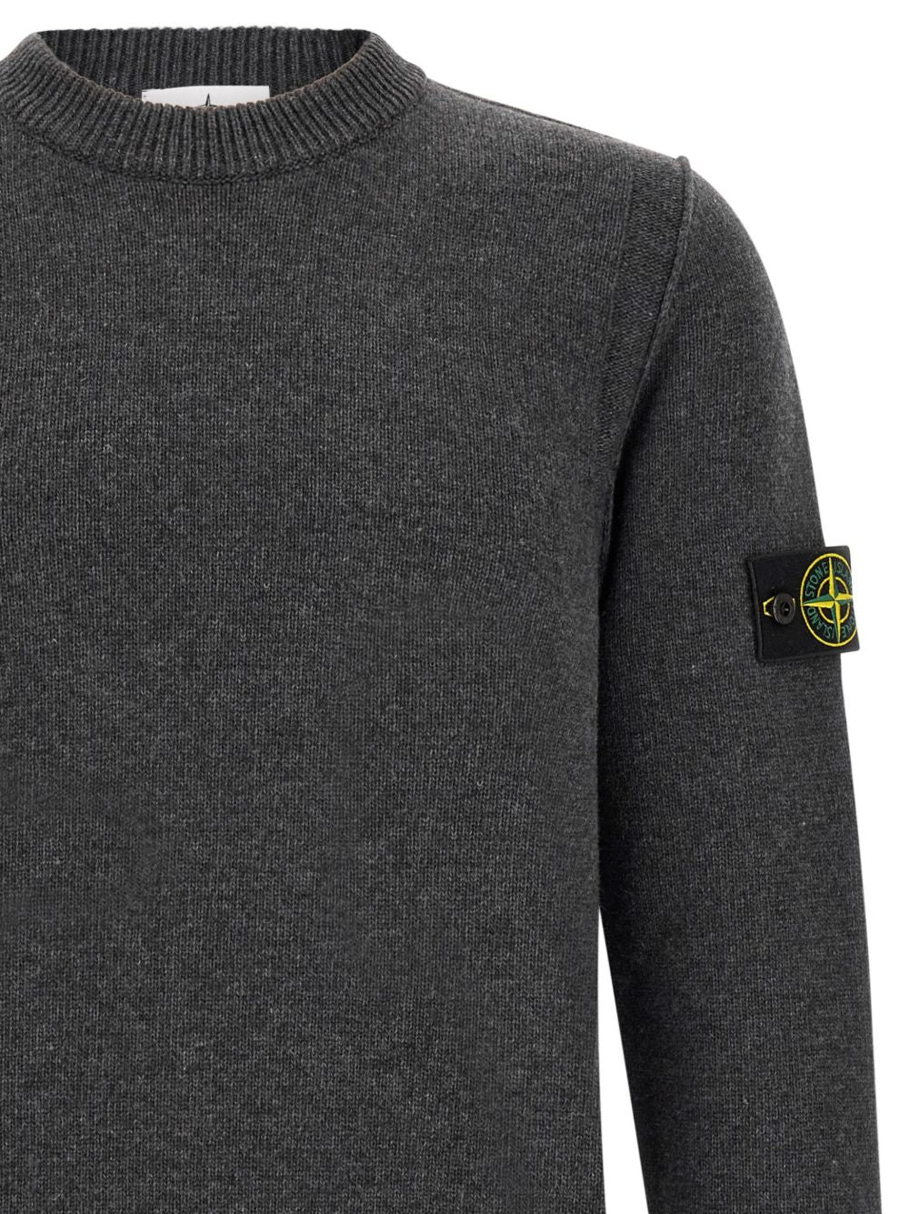 STONE ISLAND Maglia grigia in lana con patch logo sul braccio 