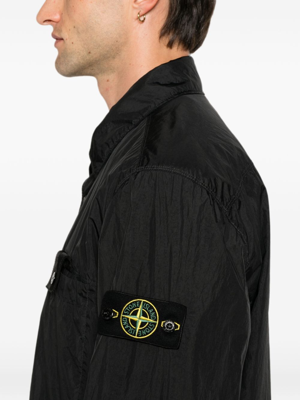STONE ISLAND Giacca a vento nera con patch logo 