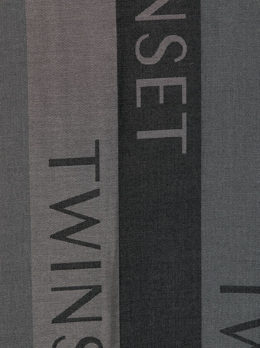 TWINSET Sciarpa grigia a righe con logo frontale e motivo logo all-over 