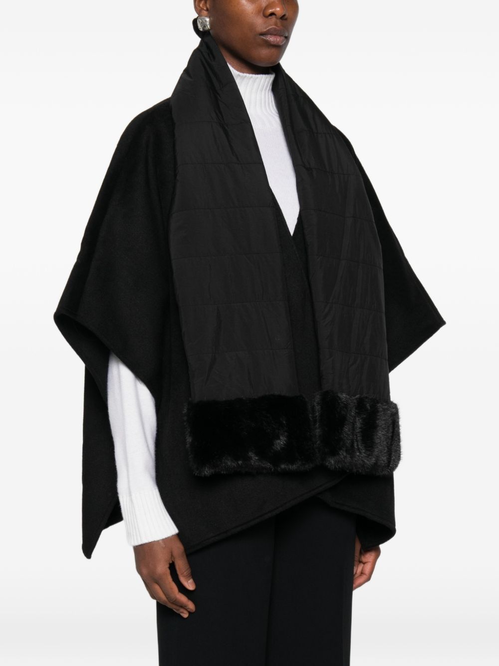 TWINSET Mantella nera con dettagli in ecopelliccia 