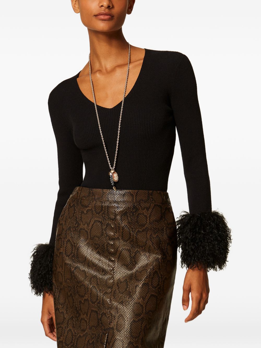 TWINSET Maglia nera con polsini in ecopelliccia 