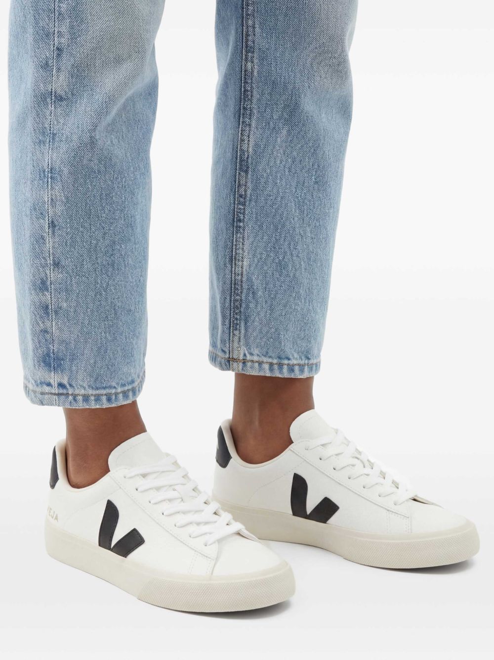 VEJA Sneakers bianche in pelle con dettagli neri 