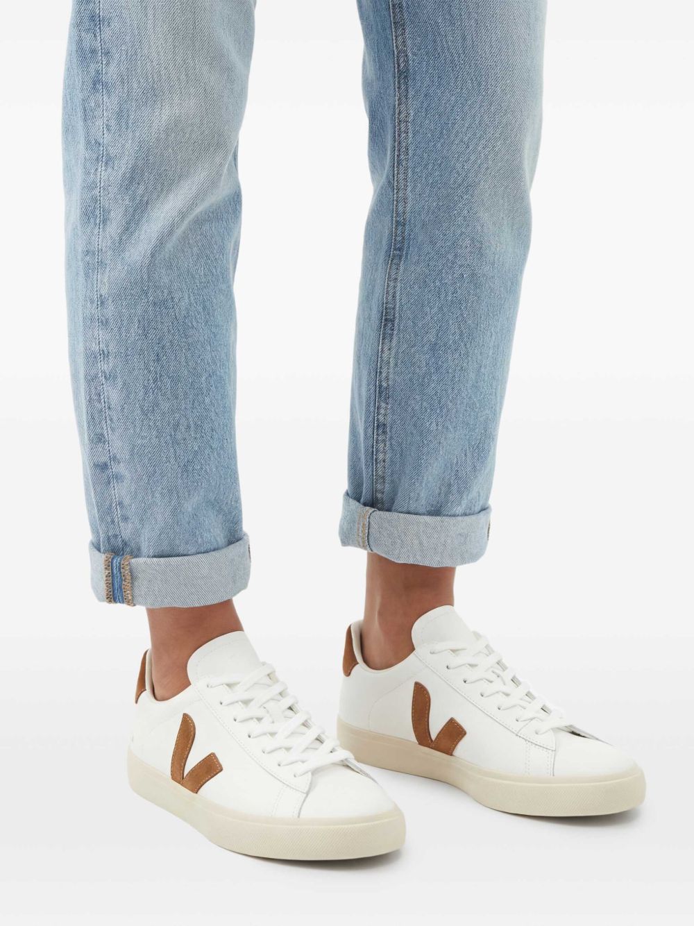 VEJA Sneakers bianche in pelle con dettagli marroni 
