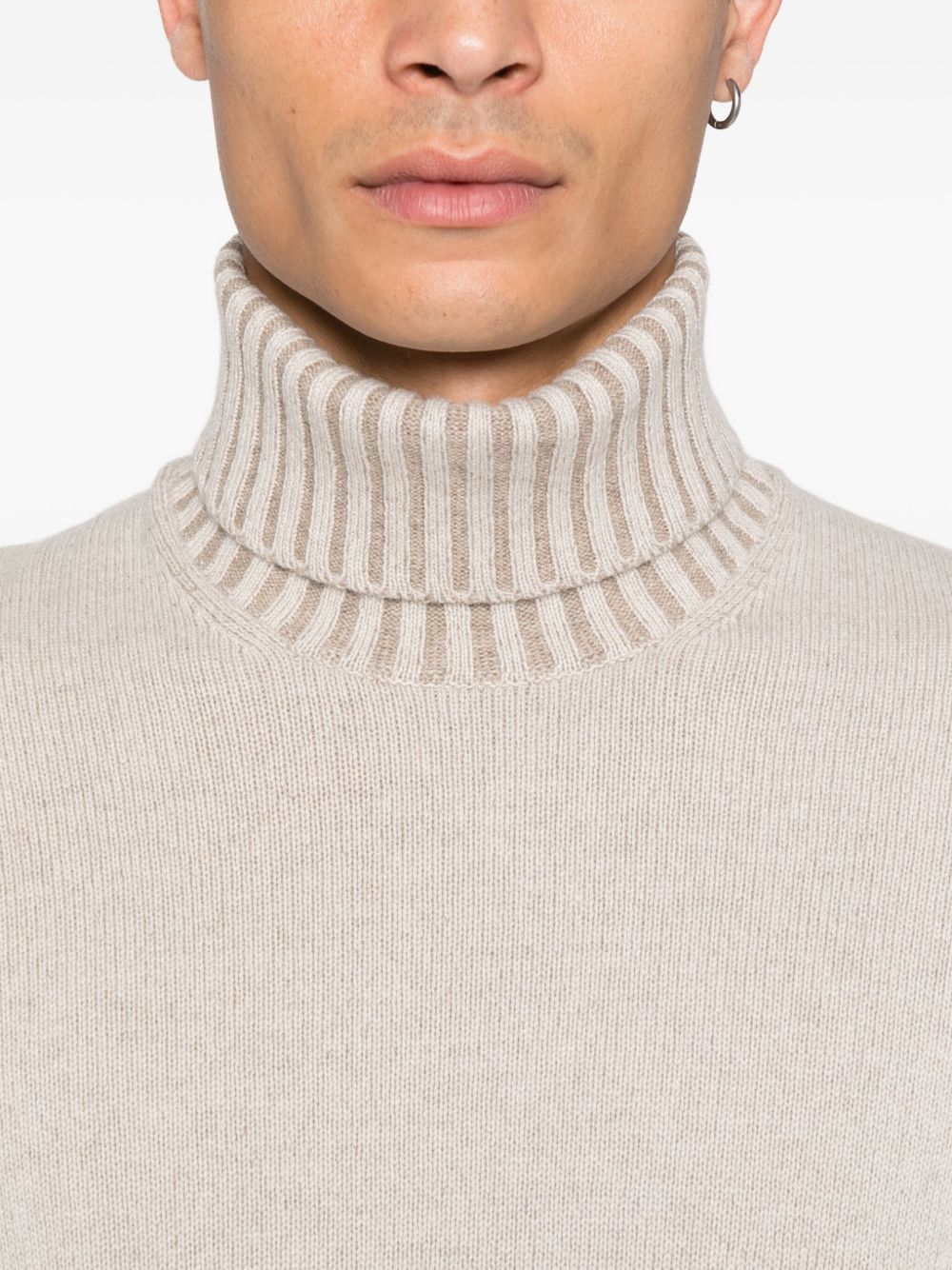 VENGERA Maglia da uomo a collo alto in lana color beige 