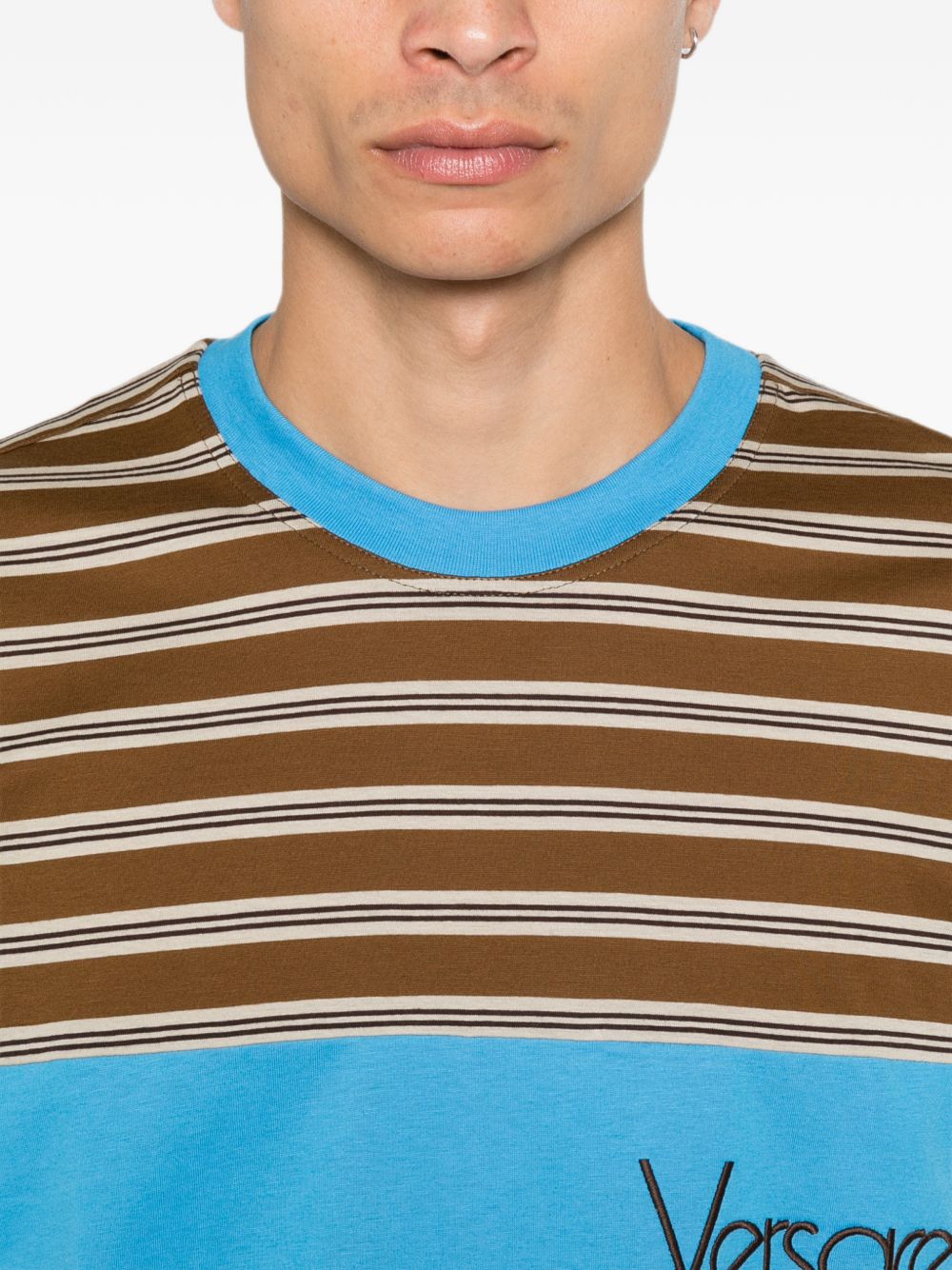 VERSACE T-shirt in cotone a righe con intarsio logo Versace 