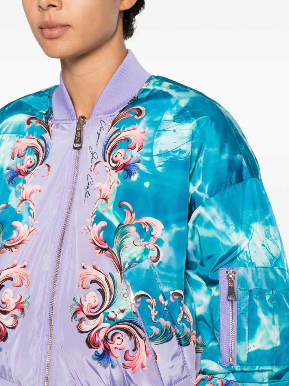 VERSACE JEANS COUTURE Bomber multicolore con stampa barocca azzurra e viola 