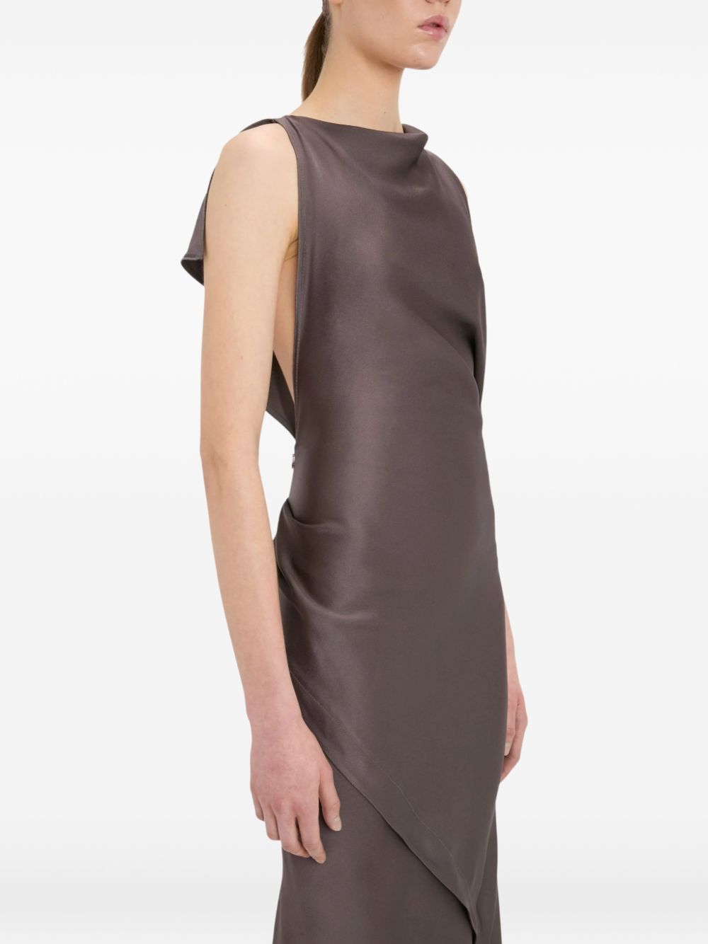 VICTORIA BECKHAM Abito midi Kyra in raso crêpe marrone con orlo asimmetrico 