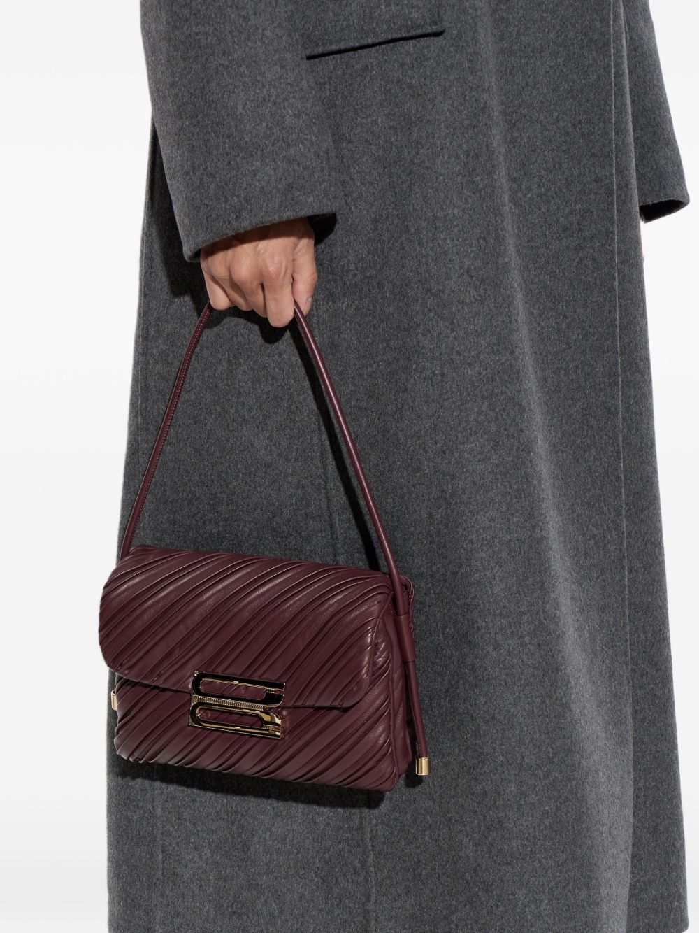 VICTORIA BECKHAM Borsa elegante bordeaux con texture a coste e fibbia dorata 