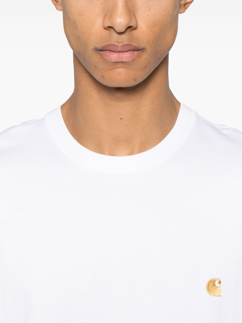 CARHARTT WIP T-Shirt 'Chase' girocollo in cotone bianco con logo 