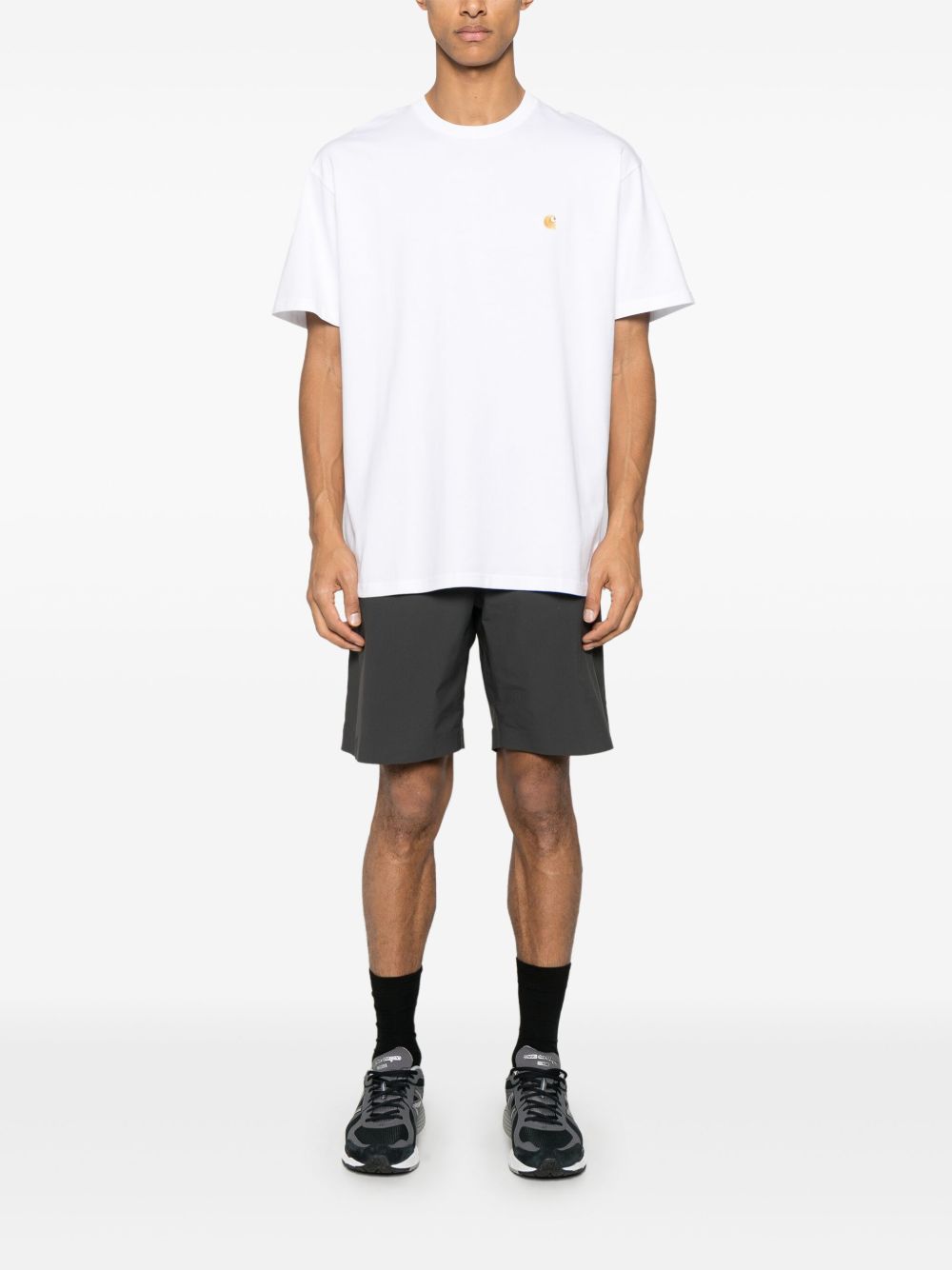 CARHARTT WIP T-Shirt 'Chase' girocollo in cotone bianco con logo 