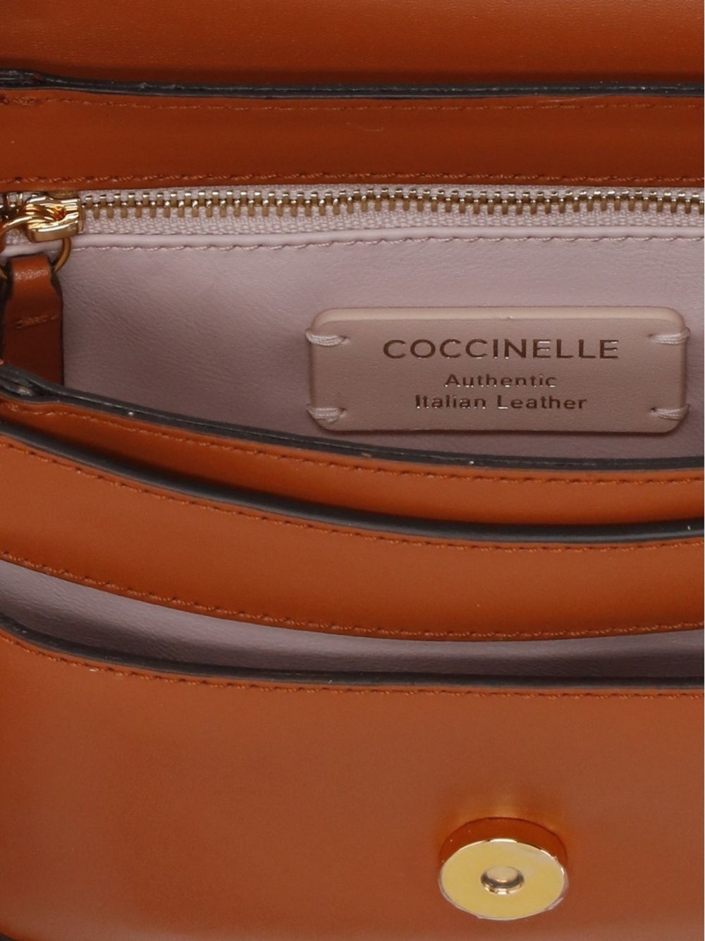 COCCINELLE Borsa a tracolla in pelle marrone con placca logo 