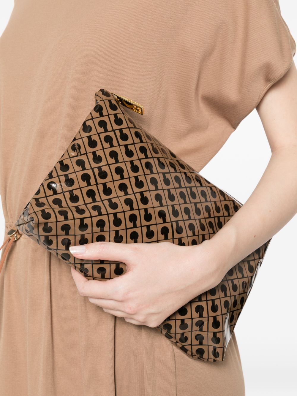 GHERARDINI Pochette clutch bag Softy Glossy Toffee con logo all-over 