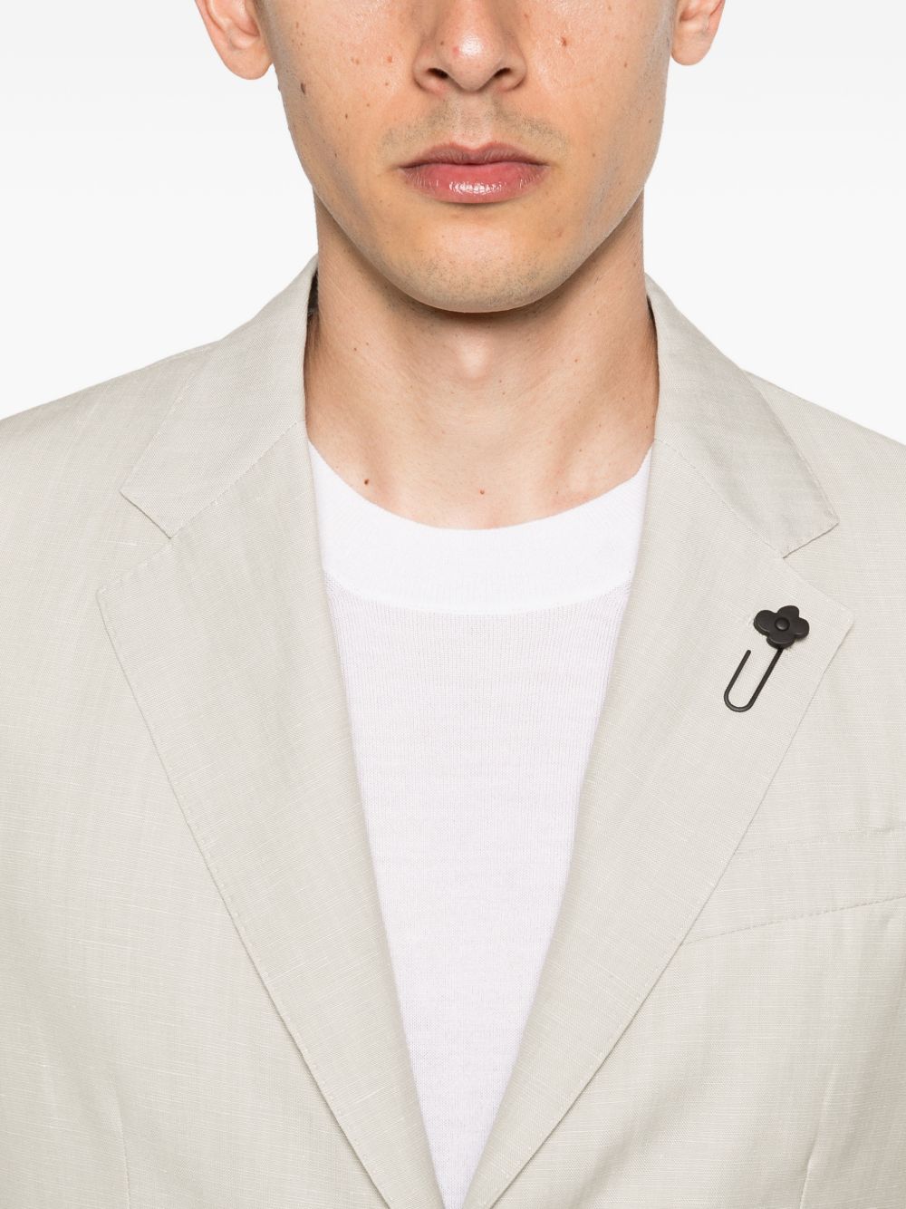 LARDINI Completo in lino grigio con giacca monopetto e spilla 