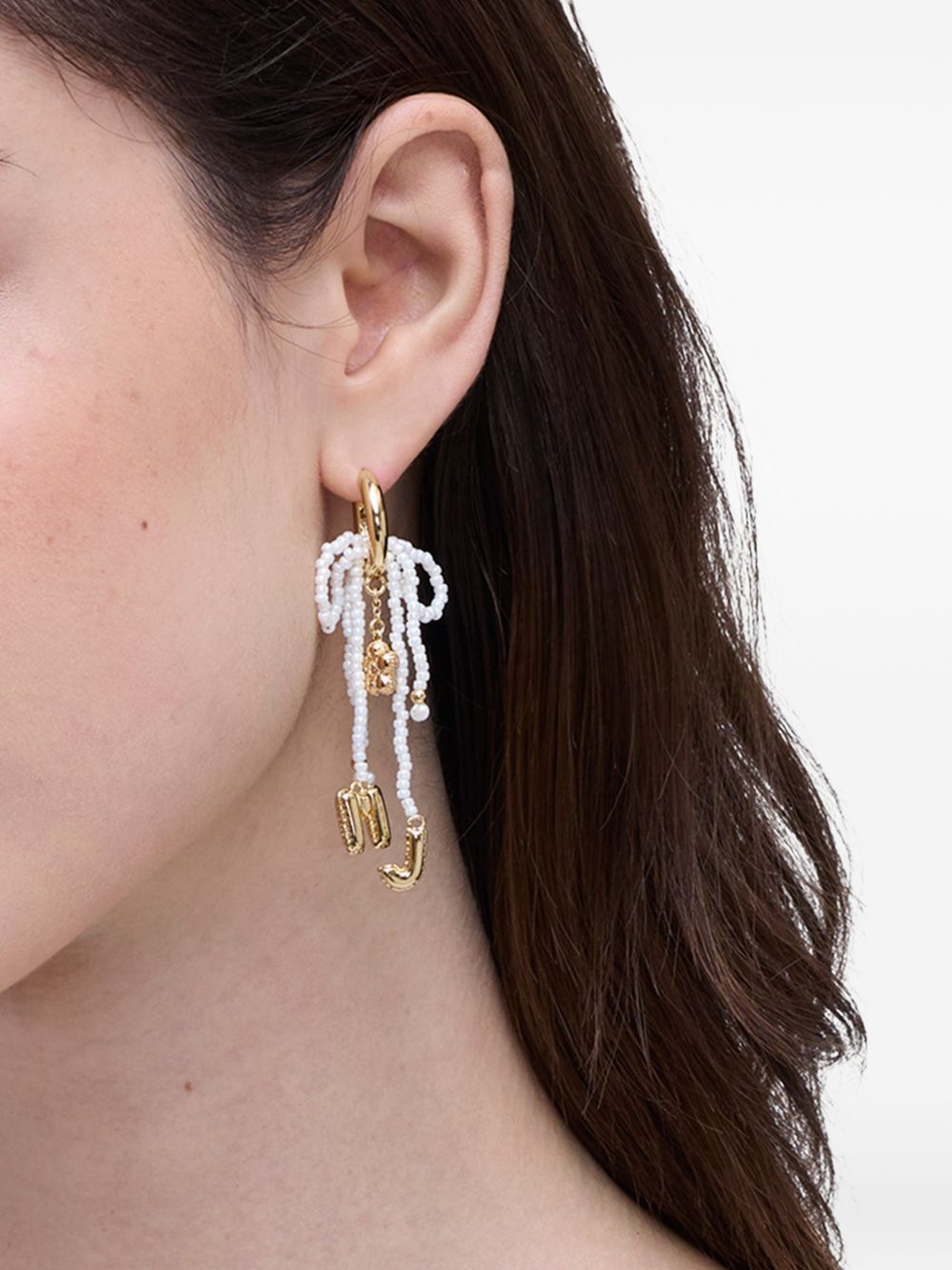 MARC JACOBS Orecchini dorati con perline bianche 