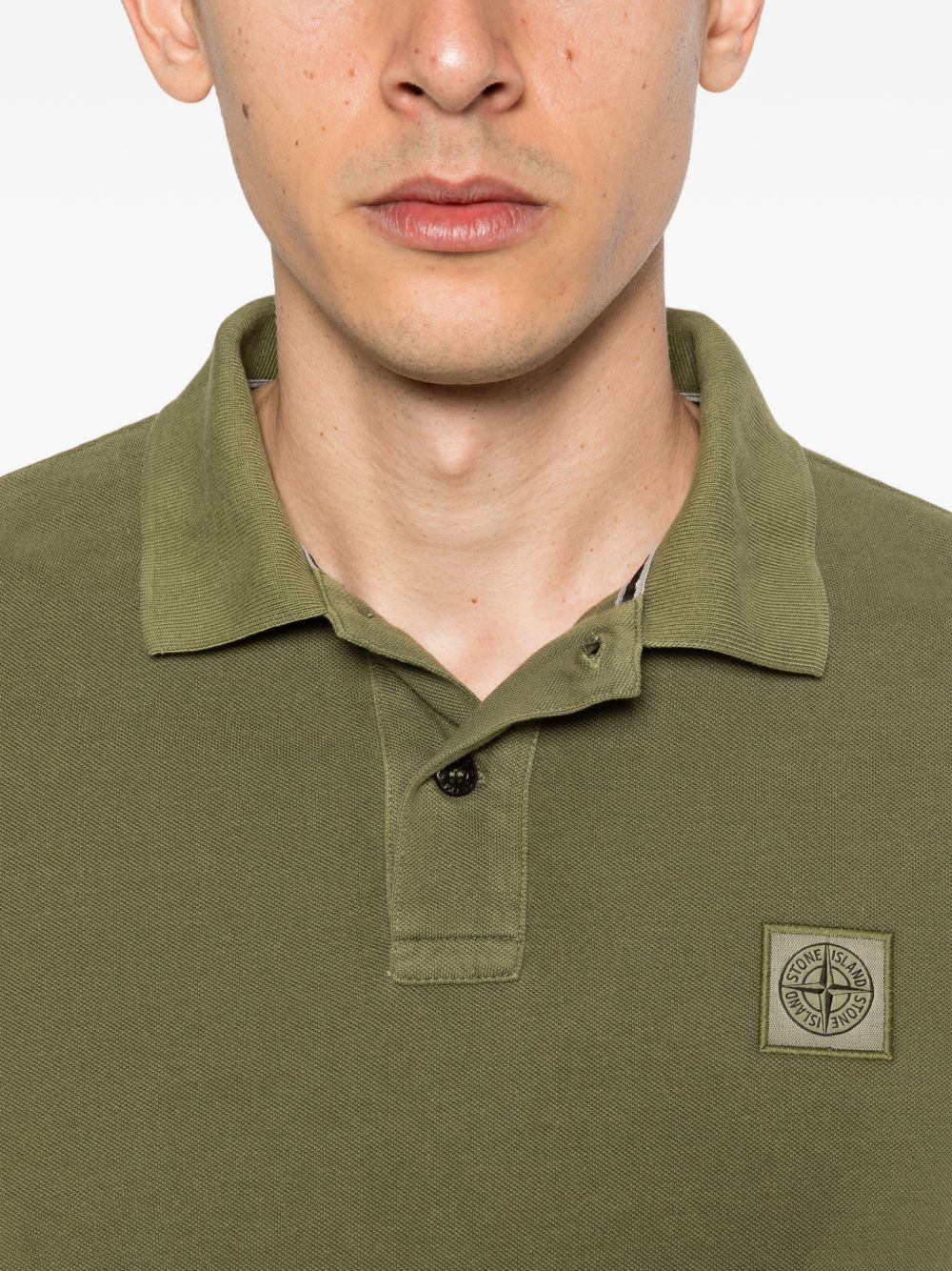 STONE ISLAND Polo in cotone verde con logo e maniche corte 