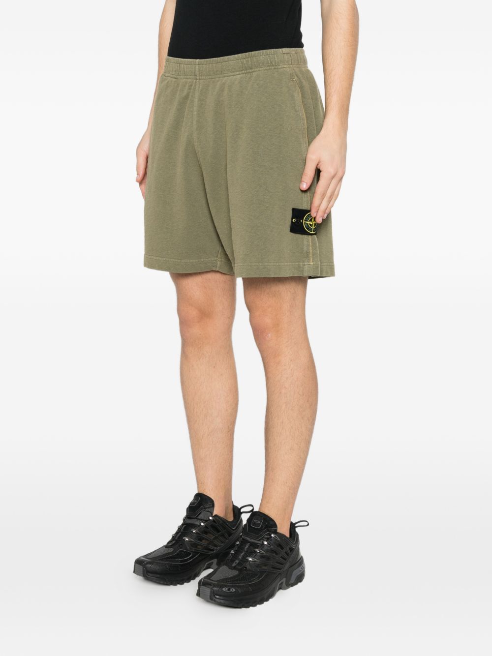 STONE ISLAND Shorts in cotone verde con patch logo 