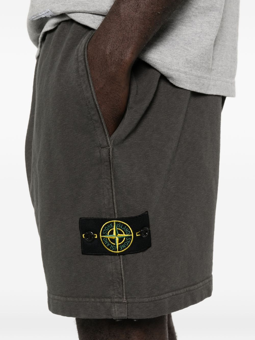 STONE ISLAND Shorts grigio scuro con logo 