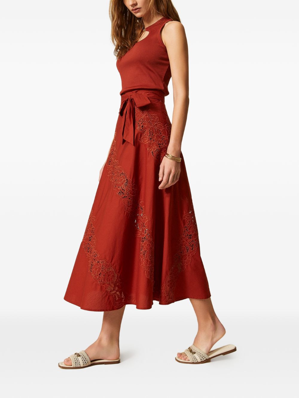 TWINSET Gonna midi in cotone marrone con pizzo floreale e cintura 