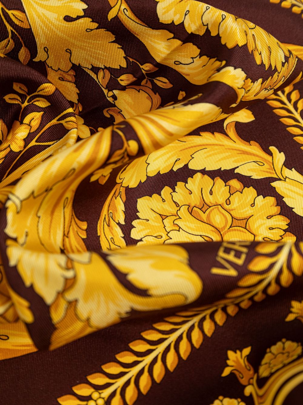 VERSACE Foulard quadrato in seta marrone con stampa Barocca 