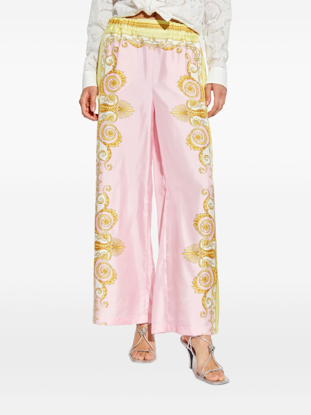 VERSACE Pantaloni in seta con stampa barocca rosa e oro 
