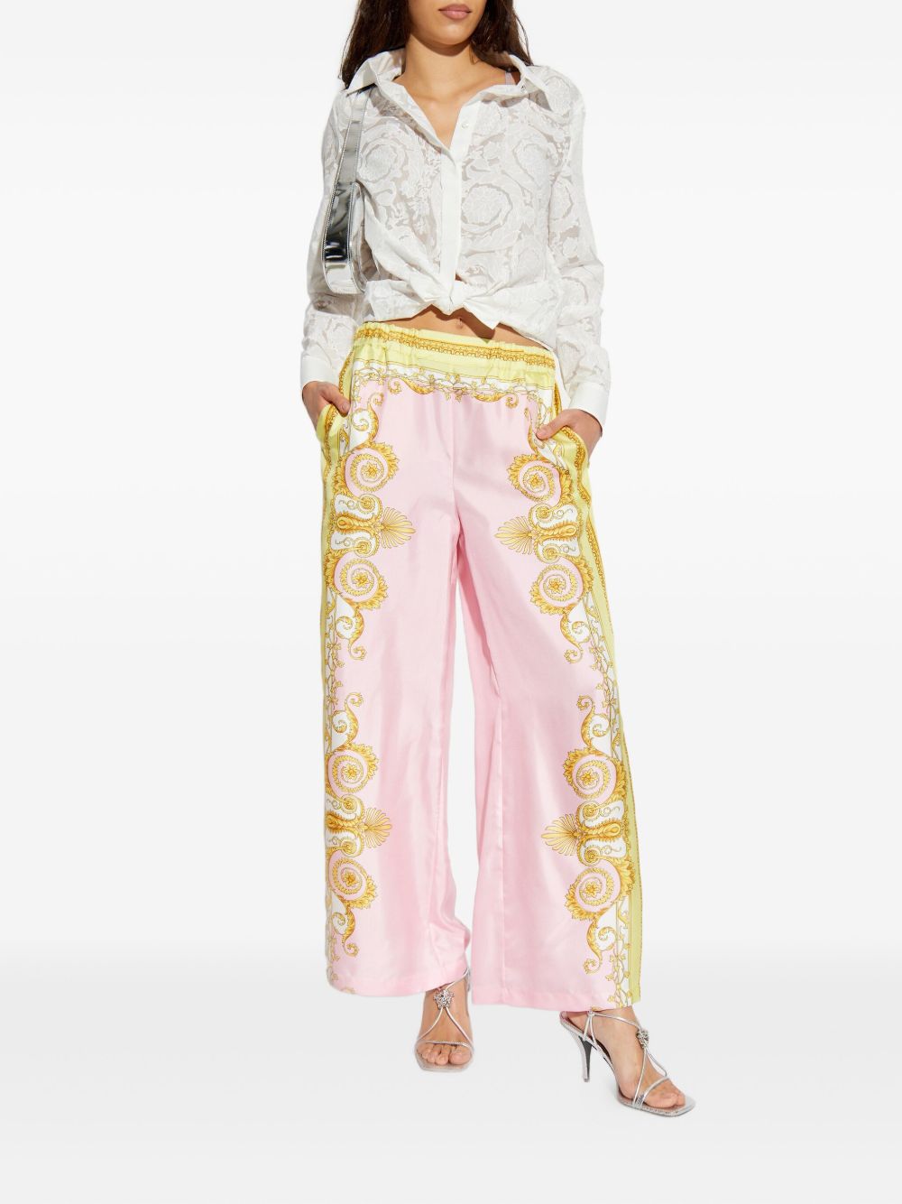 VERSACE Pantaloni in seta con stampa barocca rosa e oro 