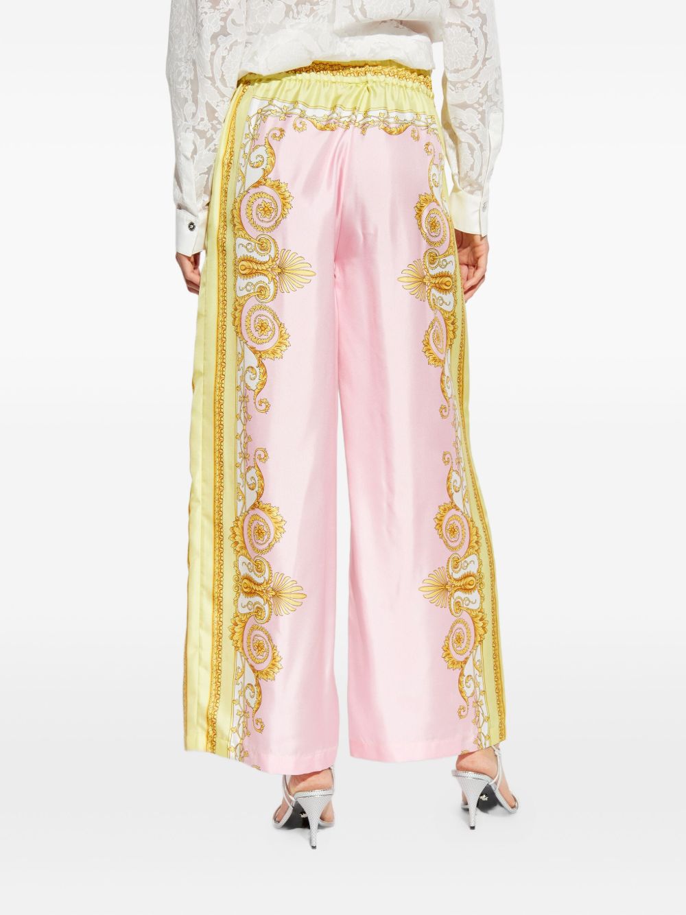 VERSACE Pantaloni in seta con stampa barocca rosa e oro 