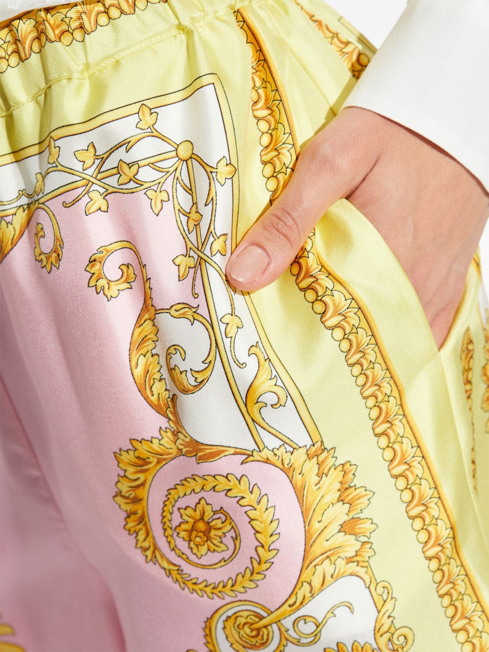 VERSACE Pantaloni in seta con stampa barocca rosa e oro 