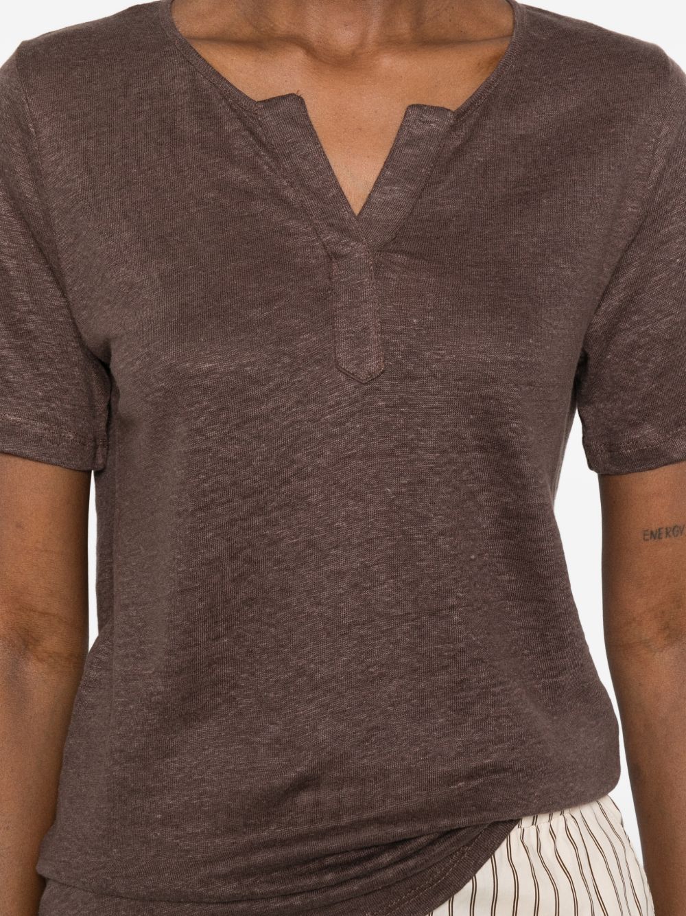 YERSE T-shirt Dunas a maniche corte in lino marrone con scollo a V 