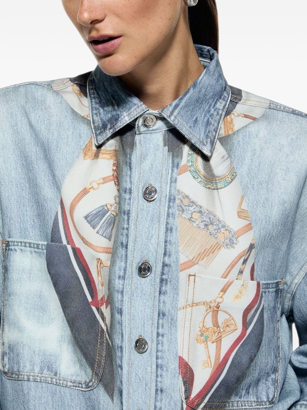 LIUJO Capsule Gigi Hadid Camicia in Denim con Stampa Digitale, Charm e Foulard 