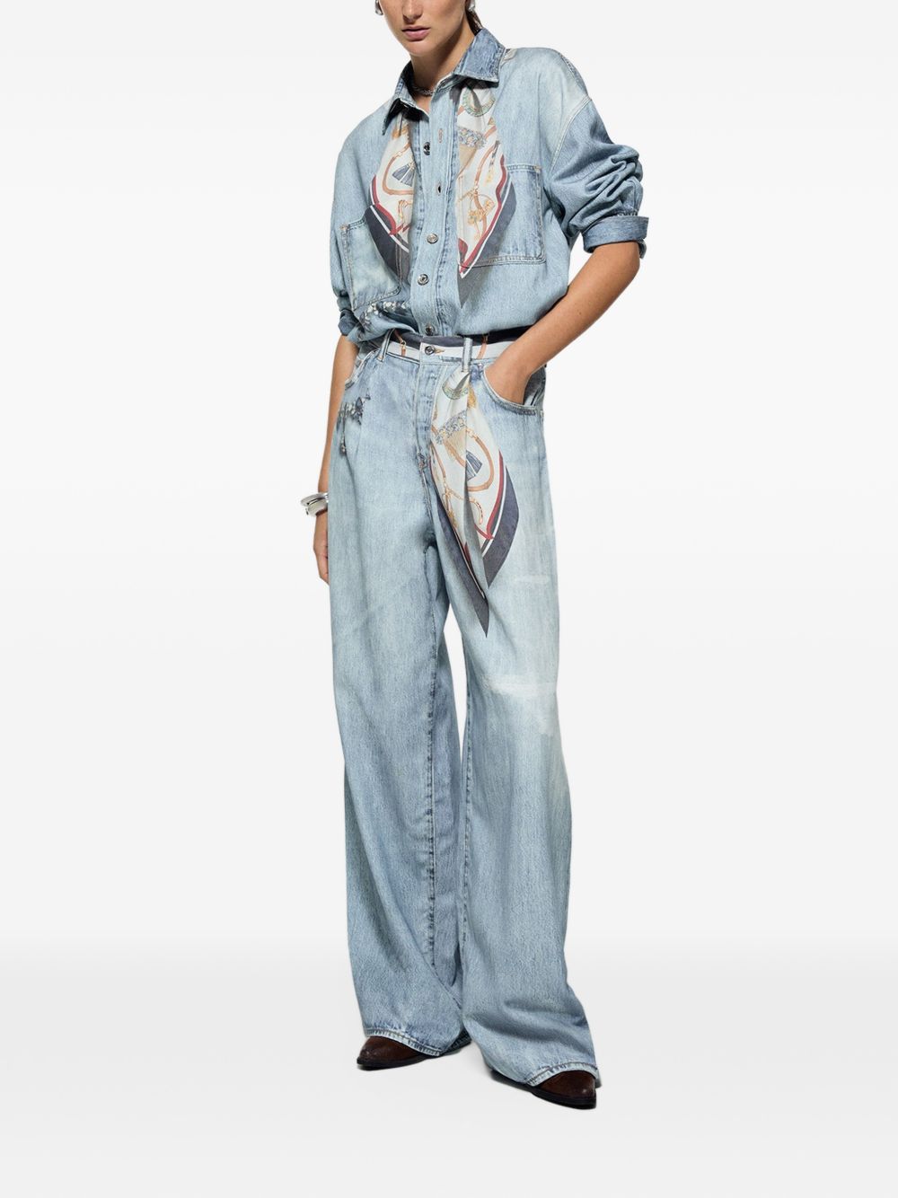 LIUJO Capsule Gigi Hadid Camicia in Denim con Stampa Digitale, Charm e Foulard 