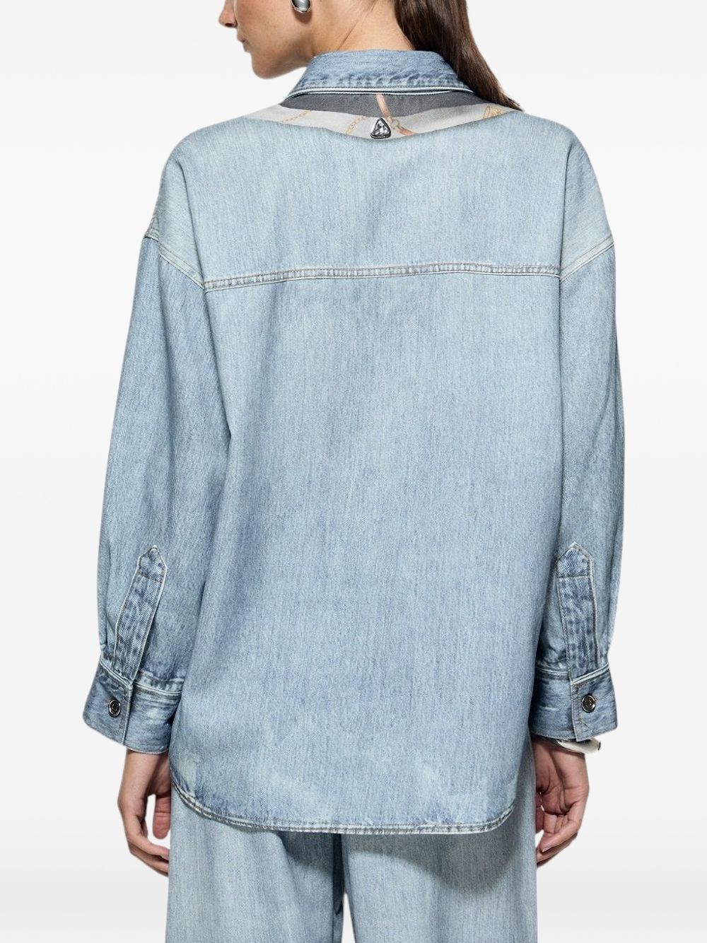 LIUJO Capsule Gigi Hadid Camicia in Denim con Stampa Digitale, Charm e Foulard 