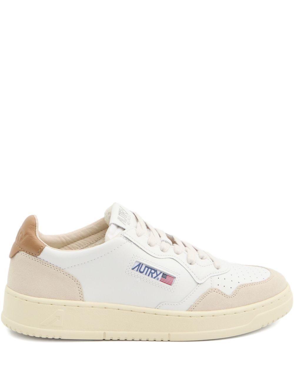 AUTRY Sneakers 'Medalist' in pelle bianca e color caramello 