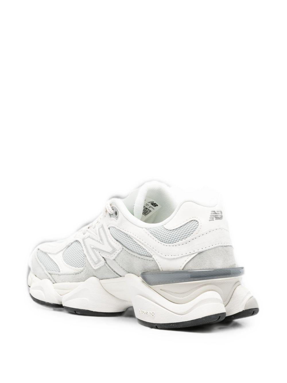 NEW BALANCE Sneakers 9060 bianche e grigie con tomaia in mesh e rivestimenti in suede 