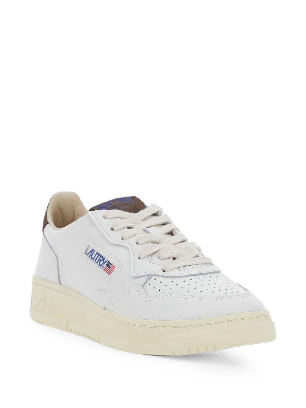 AUTRY Sneakers Medalist con dettagli in suede marrone 