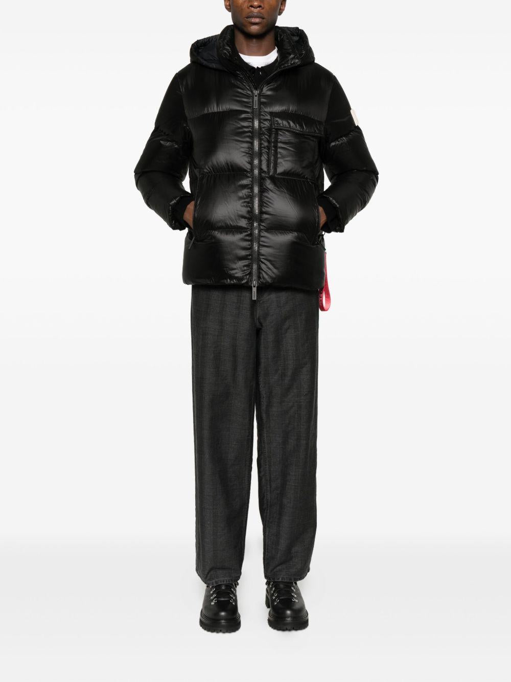 AFTER LABEL Piumino nero corto con label 