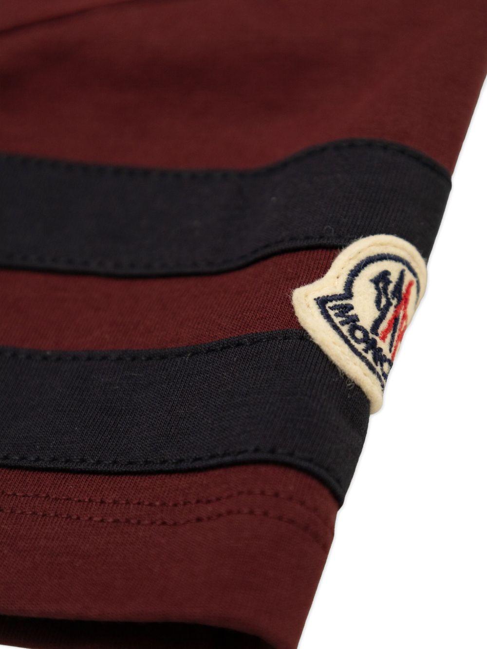 MONCLER T-shirt in cotone bordeaux con logo stampato 