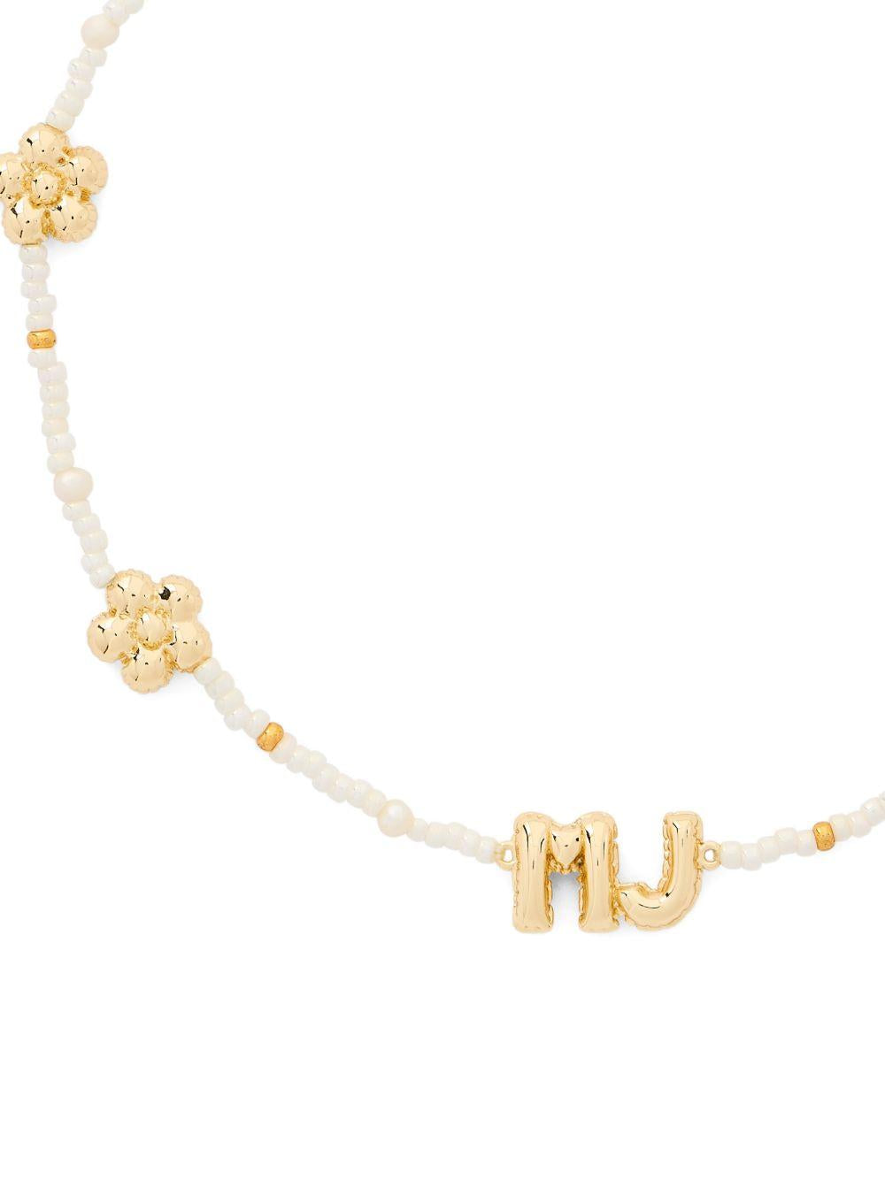 MARC JACOBS Collana con charm dorati a fiore e perline bianche 