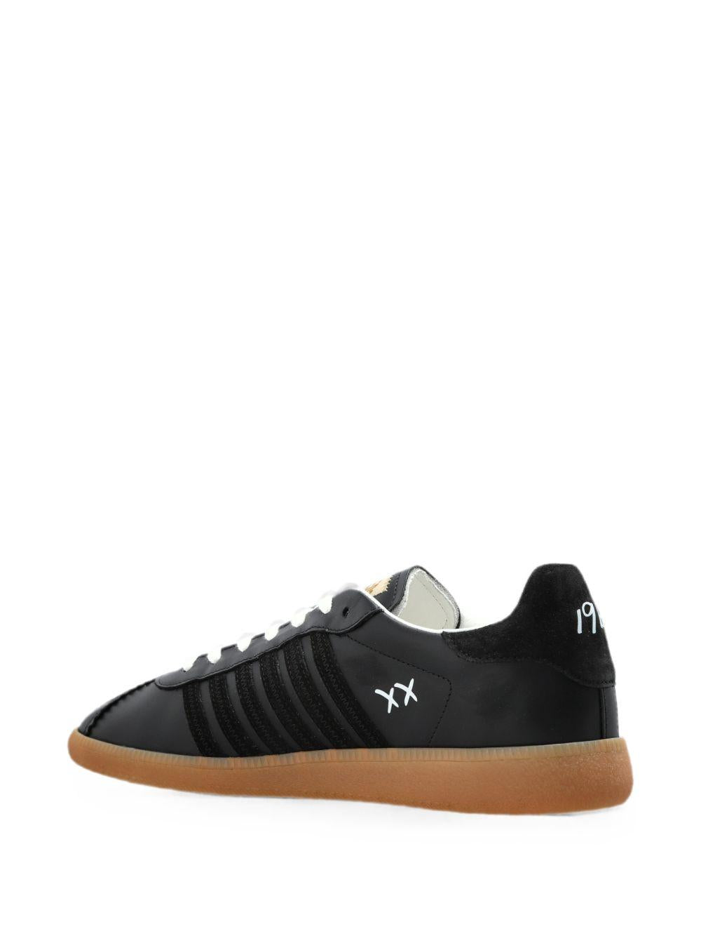 DSQUARED2 Sneakers nere in pelle con lacci bianchi 