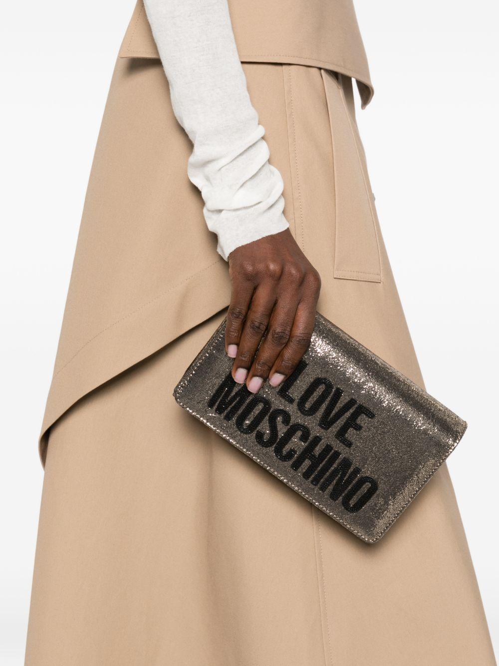 LOVE MOSCHINO Borsa dorata con tracolla a catenina e logo nero cucito 