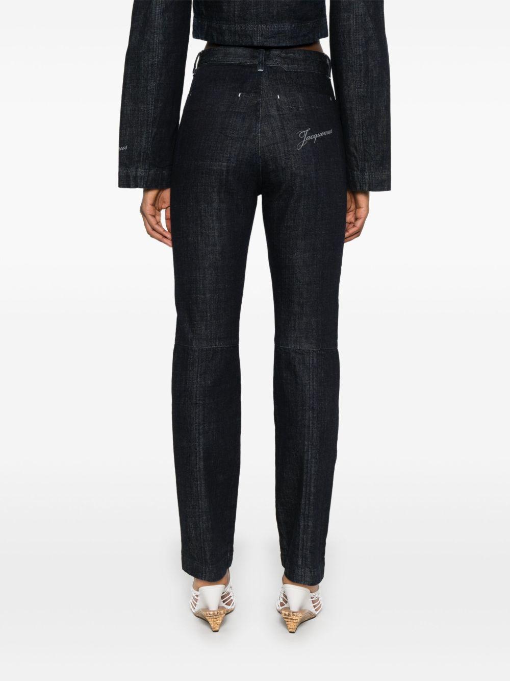 JACQUEMUS Jeans straight in denim blu scuro con logo 