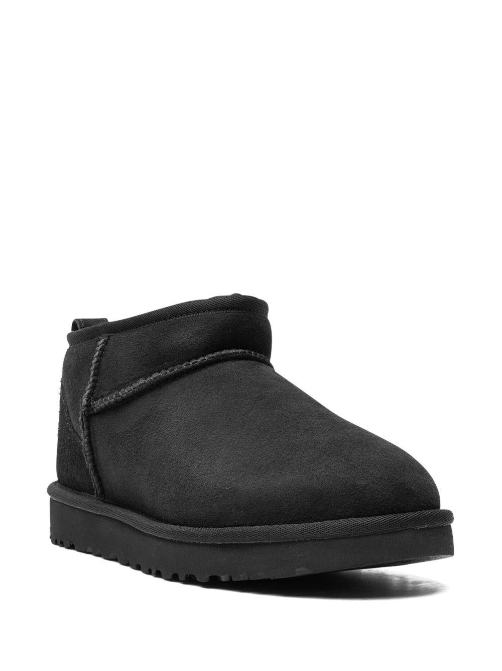 UGG Stivaletti 'Classic Ultra Mini' in pelle nera 