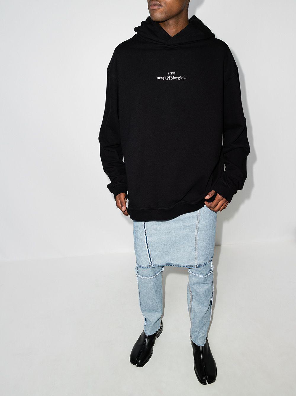 MAISON MARGIELA Felpa in cotone nero con cappuccio e logo bianco 