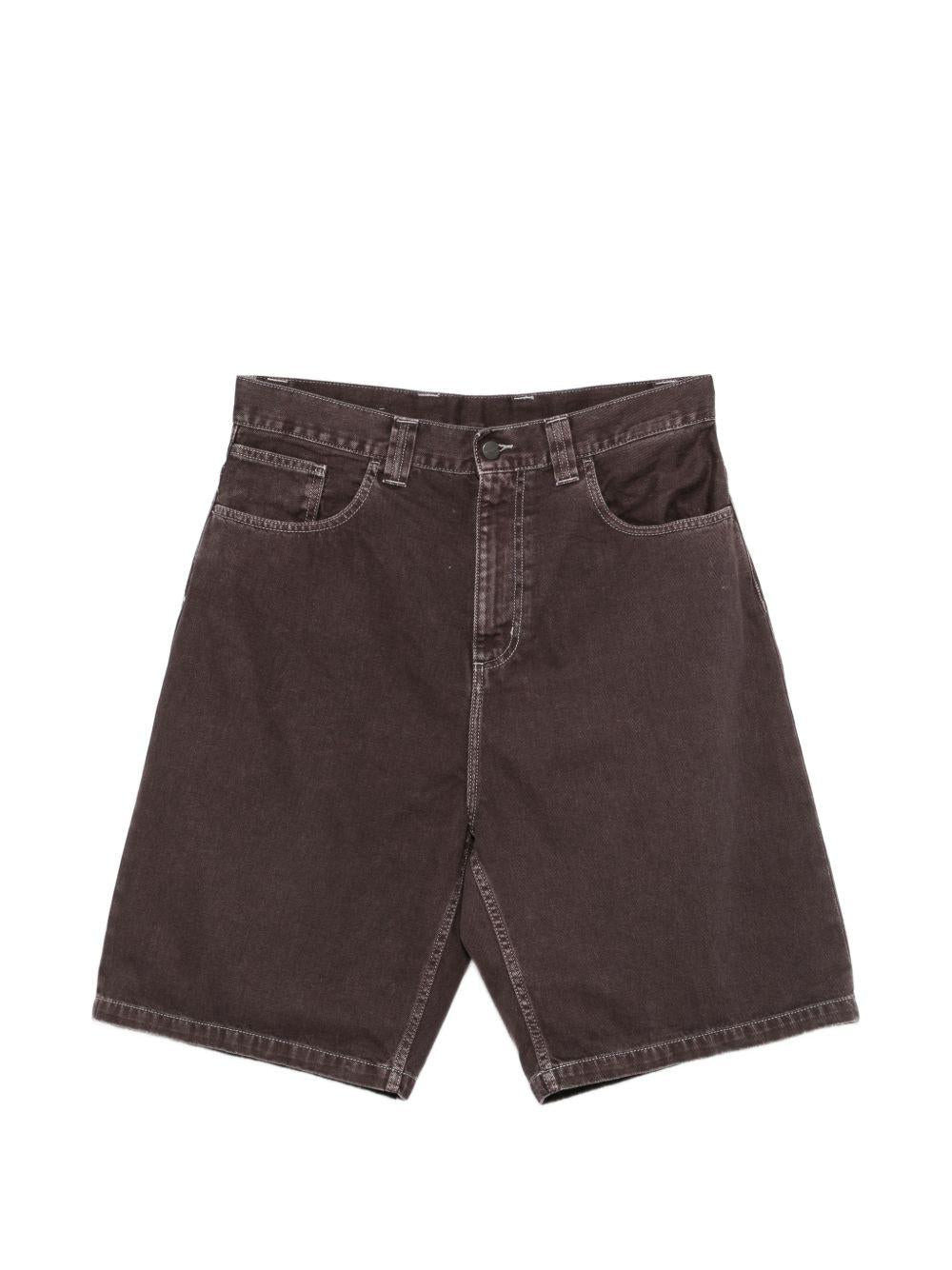 CARHARTT WIP Shorts in denim marrone con logo 